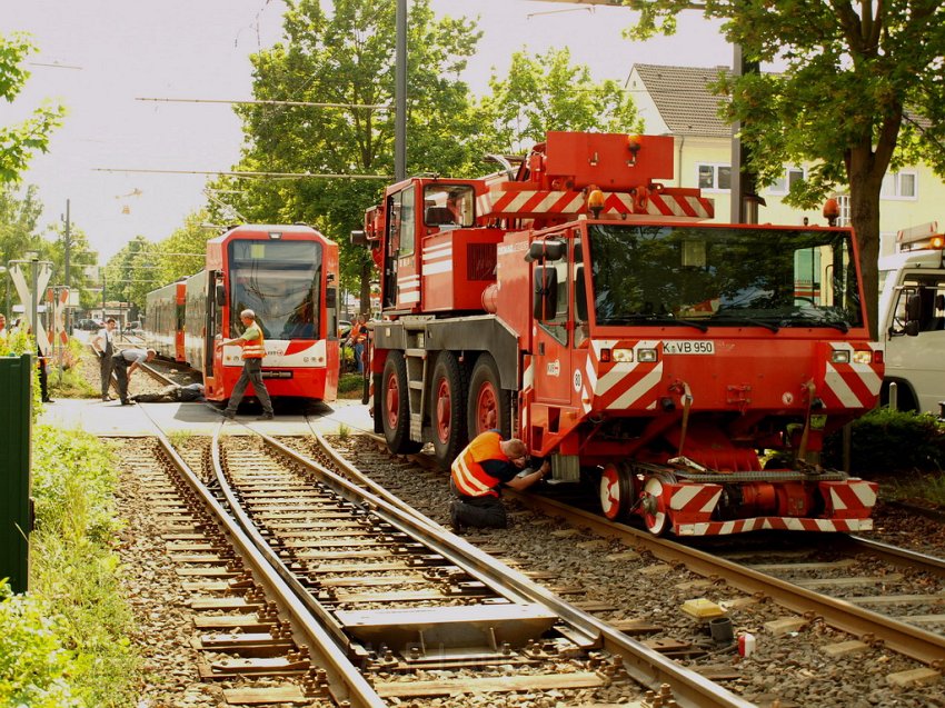 KVB Bahn entgleist Koeln Suelz Hermeskeilerstr Am Beethovenpark P092.JPG